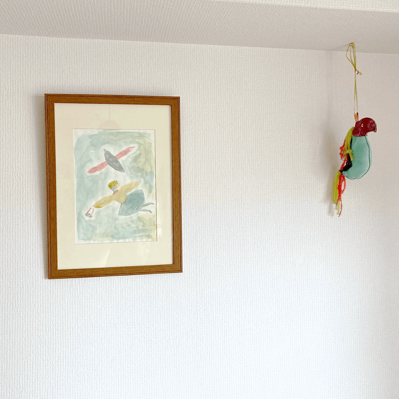 坂巻 弓華さんの作品。娘と青インコ(ラムちゃん)が飛び立っていく様に見える。