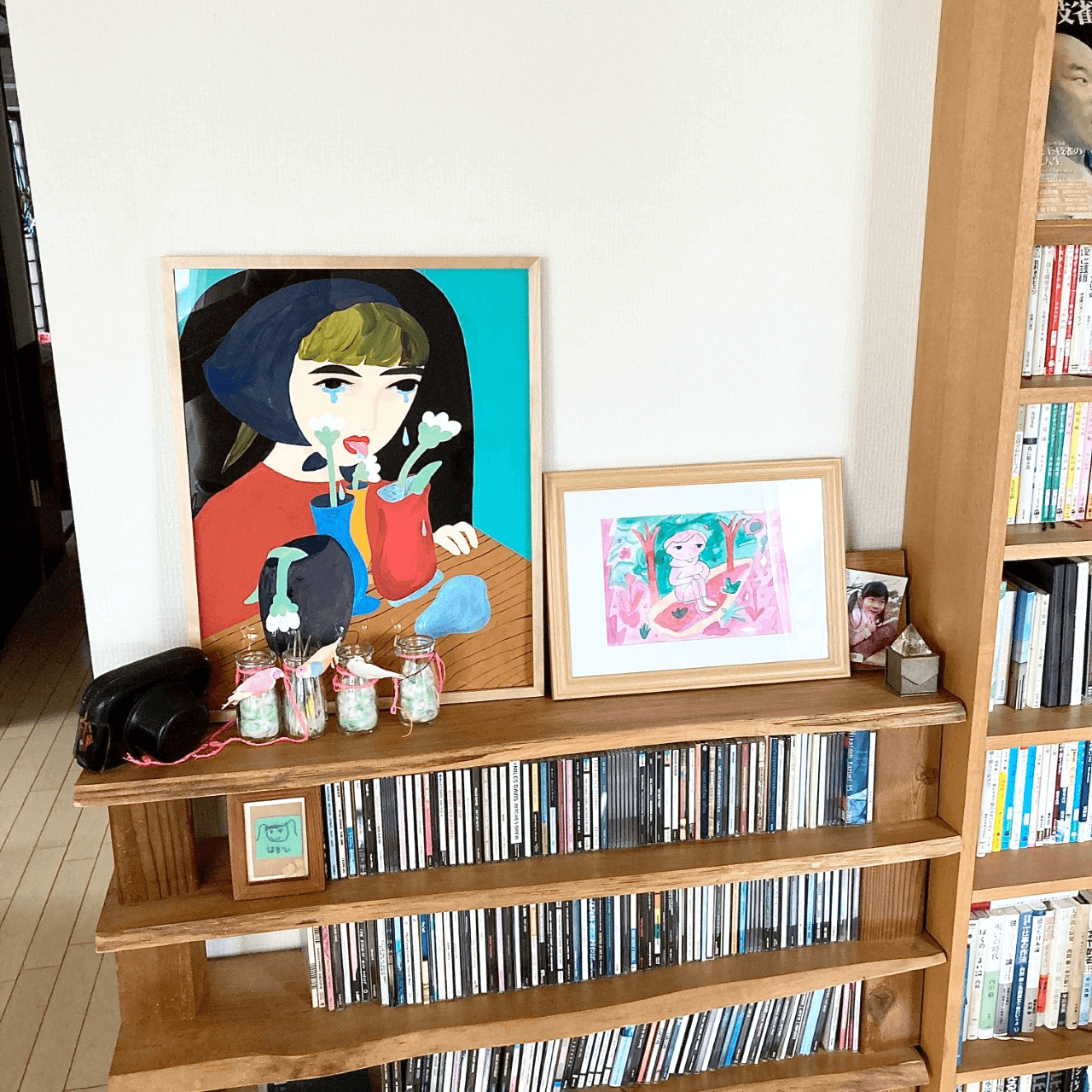 (左から)中村 桃子さんと玉川 桜さんの作品。偶然ここに2点並べたが、どちらも乙女の葛藤が描かれているのか?