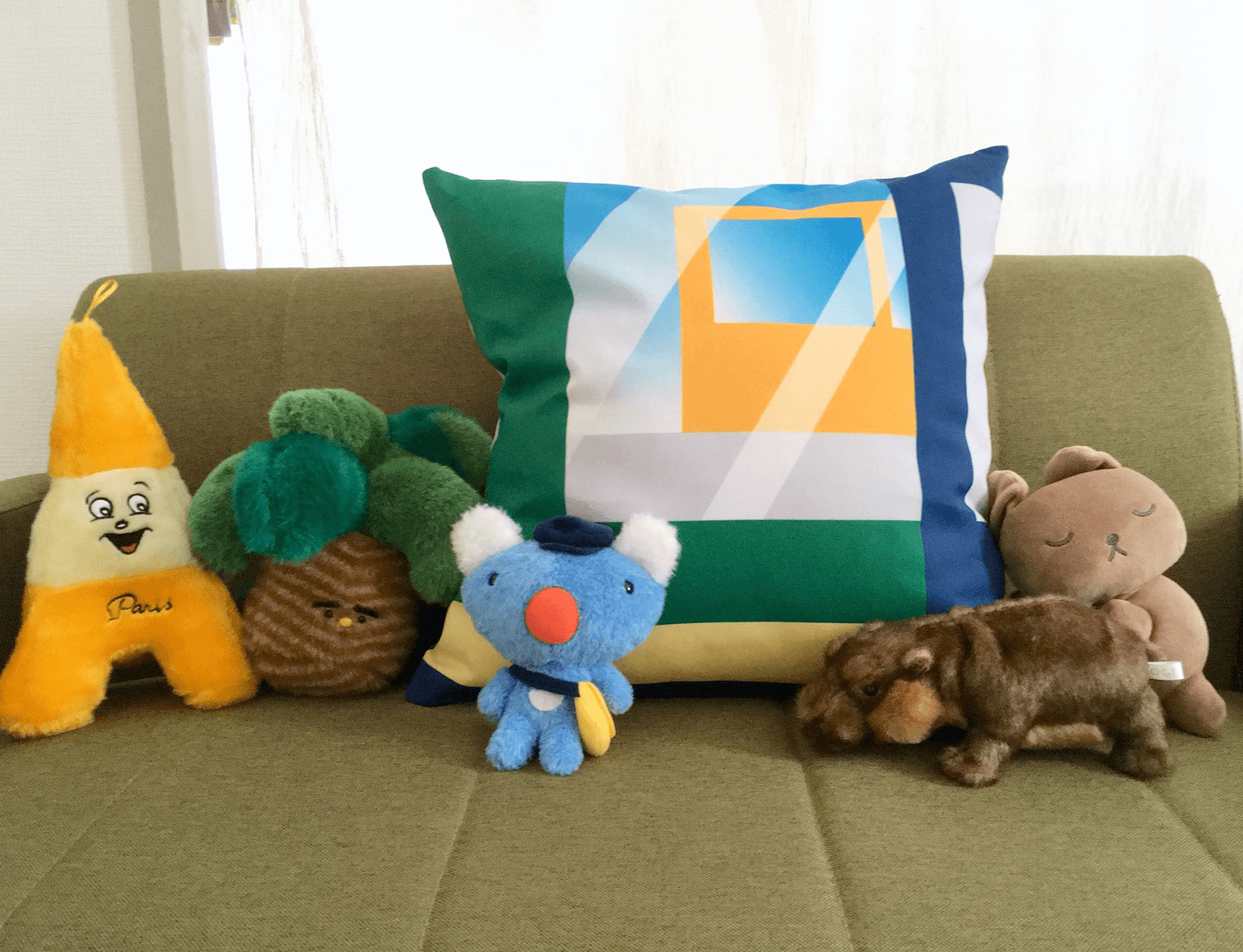 Plush friends. There's Kataoka Meriyasu's Giant Sotetsu-kun, and the cushion is Shingo Minamida's.