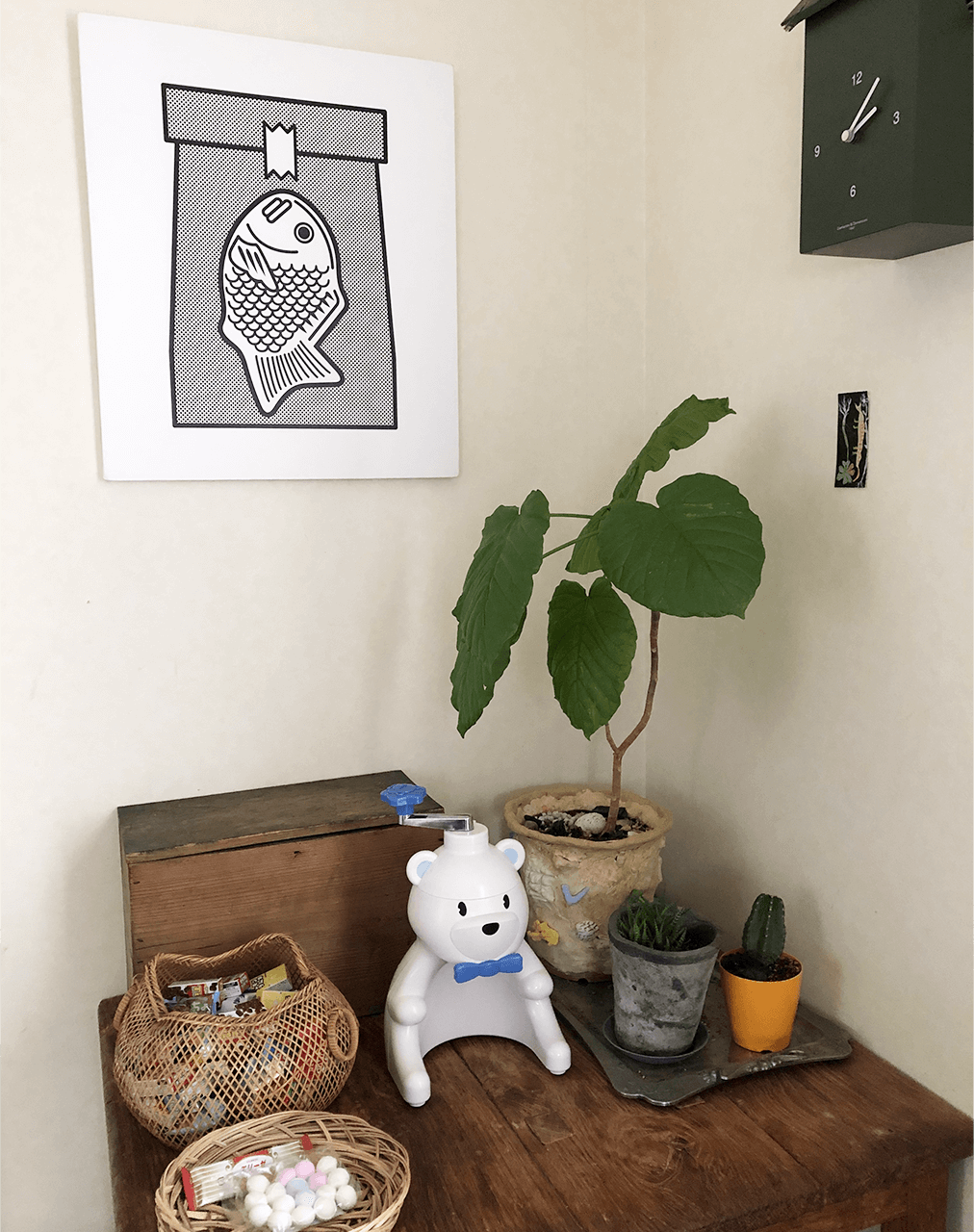 おやつ置き場:伊波英里さん、郡司侑祐さん(子どもと一緒に選んだ小作品)