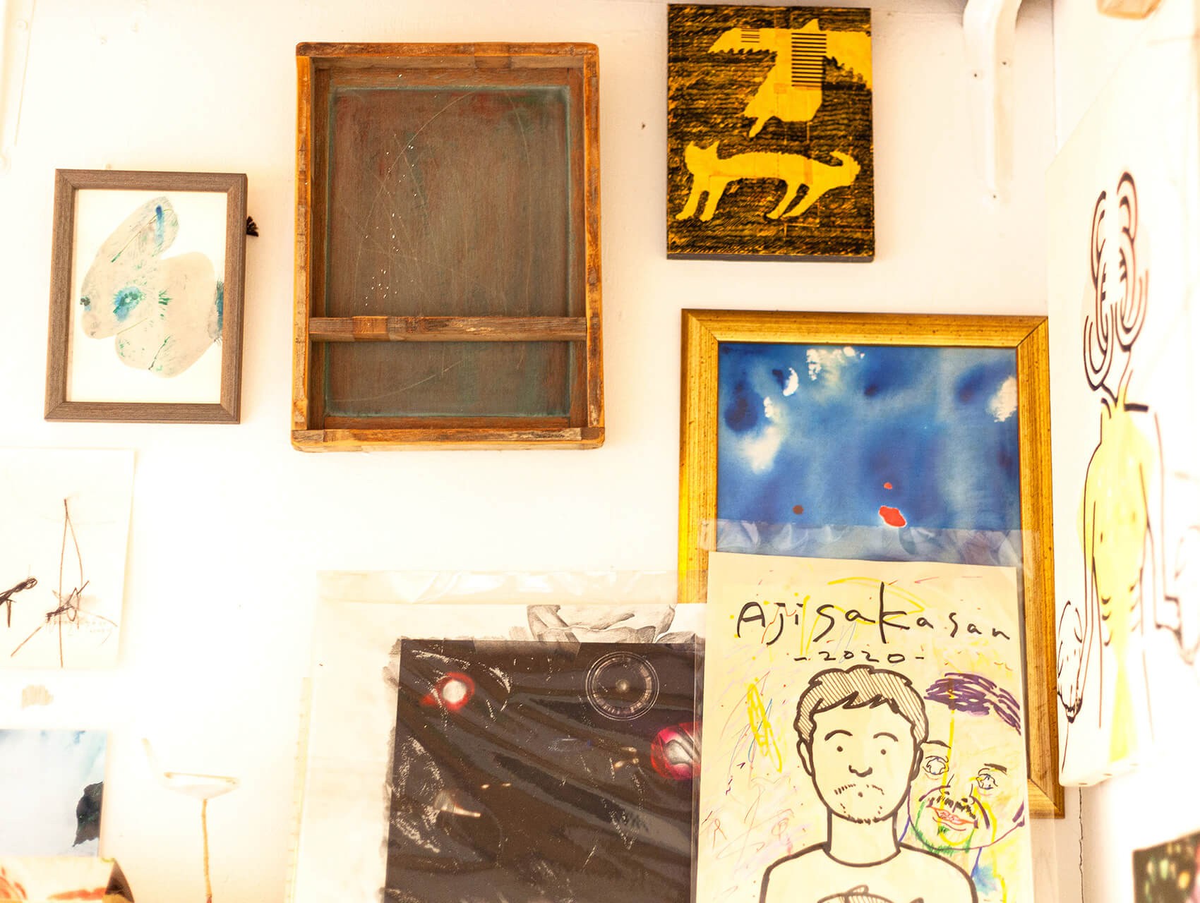 イトヘンのレジの小部屋の内部風景:似顔絵はミヤザキさんと谷このみさんの共作