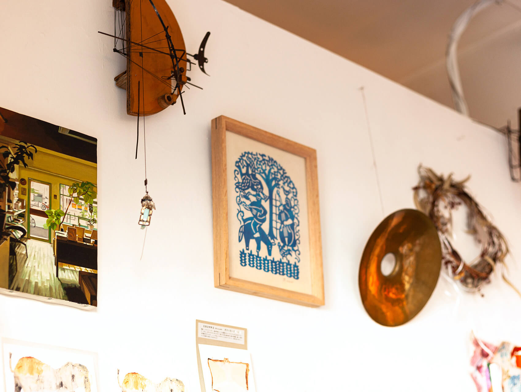 A view of the cashier in iTohen: (Top left) A work by Mitsugu Sato. (From left to right) Sayuri Tsujimoto's work, Yotsume Somenunosha's work, and yuuku's lighting cover.