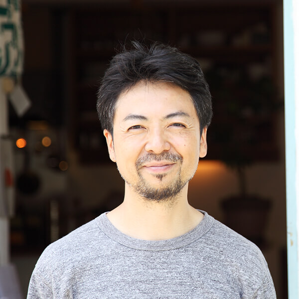 Kanemitsu Ajisaka（Graphic designer / Presided over by iTohen）